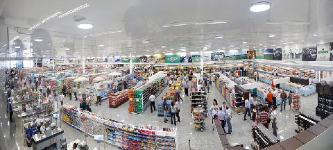 panoramica de un supermercado y sus gondolas